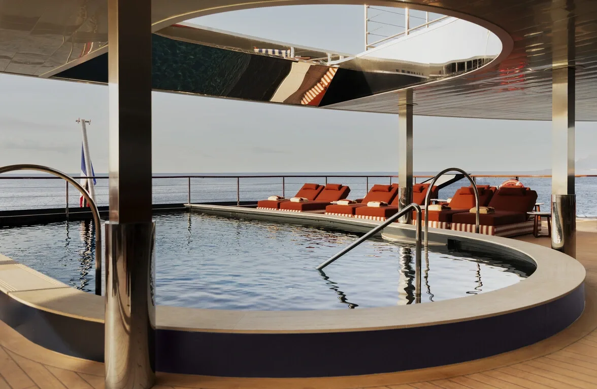 Outdoor pool with sea view