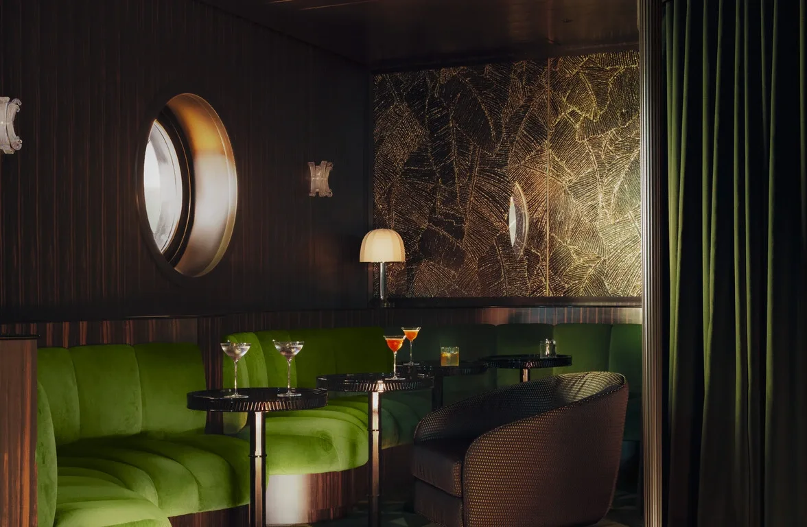 Luxury bar with sea view